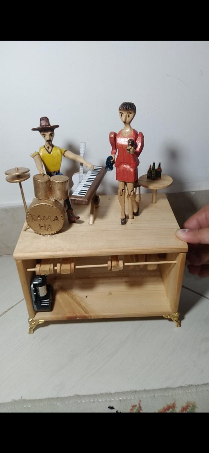 A moving wooden concert automaton