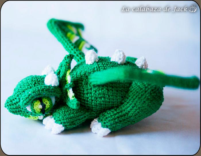 Green crochet dragon - La Calabaza de Jack