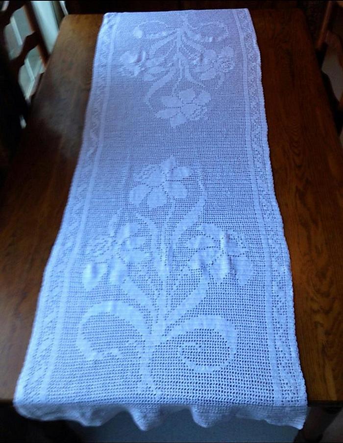 Daffodil Filet Table Runner 