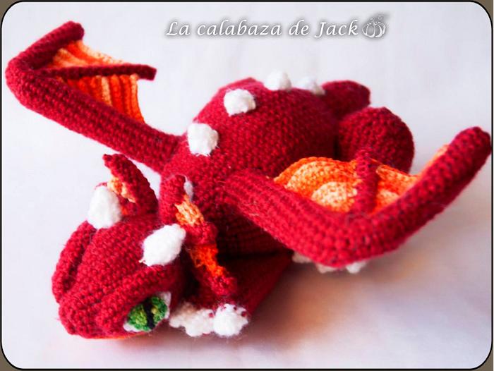 Red crochet dragon - La Calabaza de Jack